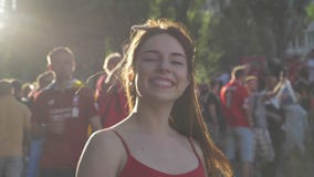 Πορτρέτο της νέας όμορφης στάσης γυναικών στην οδό κατά τη διάρκεια του φεστιβάλ και να φανεί κεκλεισμένων των θυρών και της τοπο φιλμ μικρού μήκους Πορτρέτο της νέας όμορφης στάσης γυναικών στην οδό κατά τη διάρκεια του φεστιβάλ και να φανεί κεκλεισμένων των θυρών και της τοπο φιλμ μικρού μήκους