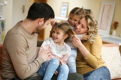 Πορτρέτο της οικογένειας που έχει τη διασκέδαση στο καθιστικό Ευτυχής οικογένεια s στοκ φωτογραφία με δικαίωμα ελεύθερης χρήσης Πορτρέτο της οικογένειας που έχει τη διασκέδαση στο καθιστικό Ευτυχής οικογένεια s στοκ φωτογραφία με δικαίωμα ελεύθερης χρήσης