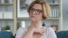 Πορτρέτο της σκεπτόμενης ηλικιωμένης ανώτερης γυναίκας στην αρχή φιλμ μικρού μήκους Πορτρέτο της σκεπτόμενης ηλικιωμένης ανώτερης γυναίκας στην αρχή φιλμ μικρού μήκους