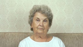 Πορτρέτο της σοβαρής ανώτερης γυναίκας με το σκληρό βλέμμα φιλμ μικρού μήκους Πορτρέτο της σοβαρής ανώτερης γυναίκας με το σκληρό βλέμμα φιλμ μικρού μήκους