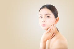 Πορτρέτο της όμορφης ασιατικής γυναίκας makeup του καλλυντικού, του μάγουλου αφής χεριών κοριτσιών και του χαμόγελου στοκ φωτογραφία με δικαίωμα ελεύθερης χρήσης Πορτρέτο της όμορφης ασιατικής γυναίκας makeup του καλλυντικού, του μάγουλου αφής χεριών κοριτσιών και του χαμόγελου στοκ φωτογραφία με δικαίωμα ελεύθερης χρήσης