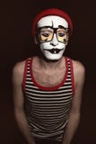 Πορτρέτο του mime που φορά το κόκκινο καπέλο και κίτρινα eyeglasses στοκ φωτογραφία Πορτρέτο του mime που φορά το κόκκινο καπέλο και κίτρινα eyeglasses στοκ φωτογραφία