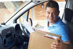 Πορτρέτο του αγγελιαφόρου Van Delivering Package στο σπίτι στοκ εικόνες Πορτρέτο του αγγελιαφόρου Van Delivering Package στο σπίτι στοκ εικόνες