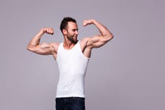 Πορτρέτο του αθλητικού ατόμου άσπρο undershirt στοκ φωτογραφία με δικαίωμα ελεύθερης χρήσης Πορτρέτο του αθλητικού ατόμου άσπρο undershirt στοκ φωτογραφία με δικαίωμα ελεύθερης χρήσης
