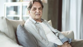 Πορτρέτο του ανώτερου ατόμου στο σπίτι στοκ φωτογραφίες με δικαίωμα ελεύθερης χρήσης Πορτρέτο του ανώτερου ατόμου στο σπίτι στοκ φωτογραφίες με δικαίωμα ελεύθερης χρήσης