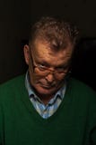 Πορτρέτο του ανώτερου βέβαιου ατόμου eyeglasses Στοκ Εικόνες Πορτρέτο του ανώτερου βέβαιου ατόμου eyeglasses Στοκ Εικόνες