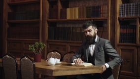 Πορτρέτο του βιβλίου ανάγνωσης ατόμων στη βιβλιοθήκη στον παλαιό ξύλινο πίνακα στο αρχαίο ύφος στο γραφείο βιβλιοθηκών Ευφυή άτομ απόθεμα βίντεο Πορτρέτο του βιβλίου ανάγνωσης ατόμων στη βιβλιοθήκη στον παλαιό ξύλινο πίνακα στο αρχαίο ύφος στο γραφείο βιβλιοθηκών Ευφυή άτομ απόθεμα βίντεο