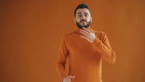 Πορτρέτο του γενειοφόρου προσώπου που αισθάνεται κακού μετά από τη δυσάρεστη έκπληξη φιλμ μικρού μήκους Πορτρέτο του γενειοφόρου προσώπου που αισθάνεται κακού μετά από τη δυσάρεστη έκπληξη φιλμ μικρού μήκους