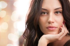 Πορτρέτο του ελκυστικού κοριτσιού brunette με τα φω'τα στοκ φωτογραφίες Πορτρέτο του ελκυστικού κοριτσιού brunette με τα φω'τα στοκ φωτογραφίες