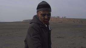 Πορτρέτο του επικίνδυνου τέρατος zombie με το βαρύ διαγώνιο τόξο στη χέρσα περιοχή Η έννοια χαρακτήρα φρίκης, που οπλίστηκε και απόθεμα βίντεο Πορτρέτο του επικίνδυνου τέρατος zombie με το βαρύ διαγώνιο τόξο στη χέρσα περιοχή Η έννοια χαρακτήρα φρίκης, που οπλίστηκε και απόθεμα βίντεο