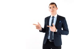 Πορτρέτο του επιτυχούς επιχειρηματία στο κοστούμι που δείχνει την κενή σπόλα στοκ εικόνες Πορτρέτο του επιτυχούς επιχειρηματία στο κοστούμι που δείχνει την κενή σπόλα στοκ εικόνες