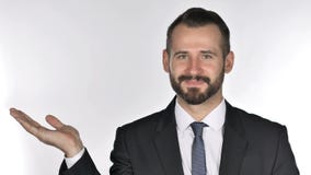 Πορτρέτο του επιχειρηματία γενειάδων που παρουσιάζει προϊόν στο δευτερεύον, άσπρο υπόβαθρο απόθεμα βίντεο Πορτρέτο του επιχειρηματία γενειάδων που παρουσιάζει προϊόν στο δευτερεύον, άσπρο υπόβαθρο απόθεμα βίντεο