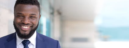 Πορτρέτο του ευτυχούς αφρικανικού επιχειρηματία που εξετάζει τη κάμερα υπαίθρια Μακροχρόνιο διάστημα αντιγράφων στοκ εικόνα Πορτρέτο του ευτυχούς αφρικανικού επιχειρηματία που εξετάζει τη κάμερα υπαίθρια Μακροχρόνιο διάστημα αντιγράφων στοκ εικόνα