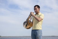 Πορτρέτο του κλασικού γαλλικού κέρατου οργάνων παιχνιδιού μουσικών εφήβων στοκ φωτογραφίες Πορτρέτο του κλασικού γαλλικού κέρατου οργάνων παιχνιδιού μουσικών εφήβων στοκ φωτογραφίες