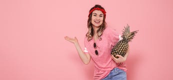 Πορτρέτο του κοριτσιού hipster στα γυαλιά και του ανανά στο ρόδινο υπόβαθρο στοκ εικόνα με δικαίωμα ελεύθερης χρήσης Πορτρέτο του κοριτσιού hipster στα γυαλιά και του ανανά στο ρόδινο υπόβαθρο στοκ εικόνα με δικαίωμα ελεύθερης χρήσης
