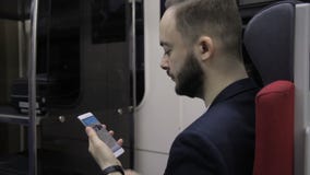 Πορτρέτο του νέου επιχειρηματία, ο οποίος διαβάζει τις οικονομικές ειδήσεις στο τραίνο απόθεμα βίντεο Πορτρέτο του νέου επιχειρηματία, ο οποίος διαβάζει τις οικονομικές ειδήσεις στο τραίνο απόθεμα βίντεο