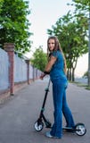 Πορτρέτο του νέου κοριτσιού brunette εφήβων με το μακρυμάλλες οδηγώντας μηχανικό δίκυκλο στην οδό πόλεων στοκ εικόνες με δικαίωμα ελεύθερης χρήσης Πορτρέτο του νέου κοριτσιού brunette εφήβων με το μακρυμάλλες οδηγώντας μηχανικό δίκυκλο στην οδό πόλεων στοκ εικόνες με δικαίωμα ελεύθερης χρήσης
