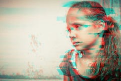 Πορτρέτο του νέου λυπημένου μικρού κοριτσιού στοκ εικόνα με δικαίωμα ελεύθερης χρήσης Πορτρέτο του νέου λυπημένου μικρού κοριτσιού στοκ εικόνα με δικαίωμα ελεύθερης χρήσης