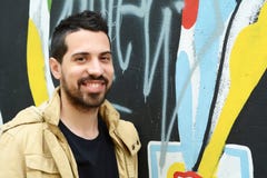 Πορτρέτο του νεαρού άνδρα ενάντια στο ζωηρόχρωμο τοίχο στοκ εικόνες Πορτρέτο του νεαρού άνδρα ενάντια στο ζωηρόχρωμο τοίχο στοκ εικόνες