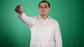 Πορτρέτο του νεαρού άνδρα που κρατά βασικός, που απομονώνεται σε πράσινο απόθεμα βίντεο Πορτρέτο του νεαρού άνδρα που κρατά βασικός, που απομονώνεται σε πράσινο απόθεμα βίντεο
