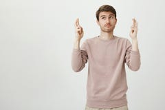 Πορτρέτο του ονειροπόλου ελκυστικού καυκάσιου ατόμου που κοιτάζει κατά μέρος με τη στοχαστική έκφραση αυξάνοντας τα χέρια με διασ στοκ φωτογραφία με δικαίωμα ελεύθερης χρήσης Πορτρέτο του ονειροπόλου ελκυστικού καυκάσιου ατόμου που κοιτάζει κατά μέρος με τη στοχαστική έκφραση αυξάνοντας τα χέρια με διασ στοκ φωτογραφία με δικαίωμα ελεύθερης χρήσης