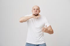 Πορτρέτο του υ ενοχλημένου φαλακρού ατόμου με τη γενειάδα που σαν τέμνων λαιμός, που δείχνει ότι ταΐζεται επάνω και εγκαταλείπετα στοκ φωτογραφία Πορτρέτο του υ ενοχλημένου φαλακρού ατόμου με τη γενειάδα που σαν τέμνων λαιμός, που δείχνει ότι ταΐζεται επάνω και εγκαταλείπετα στοκ φωτογραφία