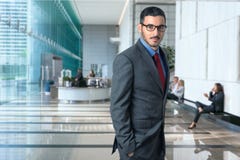 Πορτρέτο τρόπου ζωής του σύγχρονου εκτελεστικού επαγγελματικού δικηγόρου πληρεξούσιων επιχειρηματιών στο κομψό ύφος επιχειρησιακώ Στοκ εικόνες με δικαίωμα ελεύθερης χρήσης Πορτρέτο τρόπου ζωής του σύγχρονου εκτελεστικού επαγγελματικού δικηγόρου πληρεξούσιων επιχειρηματιών στο κομψό ύφος επιχειρησιακώ Στοκ εικόνες με δικαίωμα ελεύθερης χρήσης