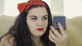 Πορτρέτο των ελκυστικών νεολαιών συν το κορίτσι μεγέθους που κάνει τη σύνθεση που κοιτάζει στην κινηματογράφηση σε πρώτο πλάνο κα απόθεμα βίντεο Πορτρέτο των ελκυστικών νεολαιών συν το κορίτσι μεγέθους που κάνει τη σύνθεση που κοιτάζει στην κινηματογράφηση σε πρώτο πλάνο κα απόθεμα βίντεο