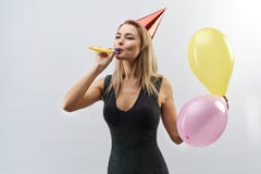 Πορτρέτο των εύθυμων νέων μοντέρνων κοριτσιών γυναικών που θέτουν για po στοκ εικόνες Πορτρέτο των εύθυμων νέων μοντέρνων κοριτσιών γυναικών που θέτουν για po στοκ εικόνες
