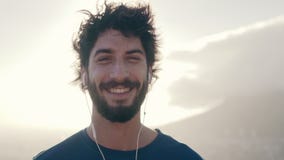 Πορτρέτο χαμόγελου ενός αρσενικού αθλητή ενάντια στο φως του ήλιου φιλμ μικρού μήκους Πορτρέτο χαμόγελου ενός αρσενικού αθλητή ενάντια στο φως του ήλιου φιλμ μικρού μήκους