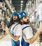 Πορτρέτο δύο οικοδόμων σε μια αποθήκη στοκ εικόνα με δικαίωμα ελεύθερης χρήσης Πορτρέτο δύο οικοδόμων σε μια αποθήκη στοκ εικόνα με δικαίωμα ελεύθερης χρήσης