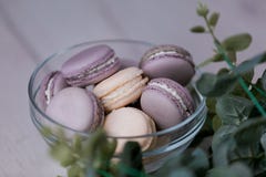 Πορφυρά macaroons στο πιάτο γυαλιού στοκ εικόνες Πορφυρά macaroons στο πιάτο γυαλιού στοκ εικόνες