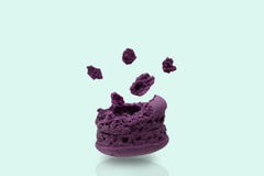 Πορφυρό macaroon έχει σπάσει απομονωμένος στο πράσινο υπόβαθρο στοκ εικόνες Πορφυρό macaroon έχει σπάσει απομονωμένος στο πράσινο υπόβαθρο στοκ εικόνες
