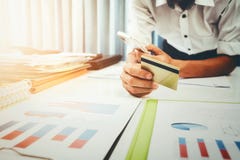 Ποσοστά δεξαμενών και δανείου που υπολογίζονται από την τράπεζα στοκ φωτογραφίες με δικαίωμα ελεύθερης χρήσης Ποσοστά δεξαμενών και δανείου που υπολογίζονται από την τράπεζα στοκ φωτογραφίες με δικαίωμα ελεύθερης χρήσης
