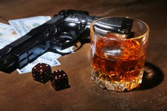 Ποτήρι του ουίσκυ ή του κονιάκ, πυροβόλο όπλο, κάρτες παιχνιδιού με τα χρήματα στο μαύρο πίνακα καθρεφτών Η έννοια του εγκληματία στοκ φωτογραφία Ποτήρι του ουίσκυ ή του κονιάκ, πυροβόλο όπλο, κάρτες παιχνιδιού με τα χρήματα στο μαύρο πίνακα καθρεφτών Η έννοια του εγκληματία στοκ φωτογραφία