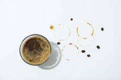 Ποτήρι του φρέσκου καφέ, των φασολιών καφέ και των δαχτυλιδιών στο άσπρο υπόβαθρο, διάστημα για το κείμενο στοκ εικόνα με δικαίωμα ελεύθερης χρήσης Ποτήρι του φρέσκου καφέ, των φασολιών καφέ και των δαχτυλιδιών στο άσπρο υπόβαθρο, διάστημα για το κείμενο στοκ εικόνα με δικαίωμα ελεύθερης χρήσης