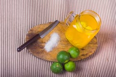 Ποτήρι του χυμού από πορτοκάλι με το άχυρο και των φετών στον ξύλινο πίνακα Στοκ Φωτογραφίες Ποτήρι του χυμού από πορτοκάλι με το άχυρο και των φετών στον ξύλινο πίνακα Στοκ Φωτογραφίες