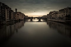 Ποταμός της Φλωρεντίας Arno κάτω από έναν ευμετάβλητο ουρανό στο σούρουπο Στοκ Εικόνες Ποταμός της Φλωρεντίας Arno κάτω από έναν ευμετάβλητο ουρανό στο σούρουπο Στοκ Εικόνες
