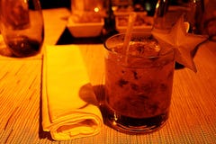 Ποτό με τη βότκα και τις φράουλες στοκ φωτογραφία με δικαίωμα ελεύθερης χρήσης Ποτό με τη βότκα και τις φράουλες στοκ φωτογραφία με δικαίωμα ελεύθερης χρήσης