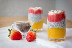 Πουτίγκα Chia με το μάγκο, φυσικό γιαούρτι, chia, άγρια φράουλα σε ένα γυαλί σε έναν άσπρο ξύλινο πίνακα Υγιές επιδόρπιο, έξοχα τ στοκ εικόνες Πουτίγκα Chia με το μάγκο, φυσικό γιαούρτι, chia, άγρια φράουλα σε ένα γυαλί σε έναν άσπρο ξύλινο πίνακα Υγιές επιδόρπιο, έξοχα τ στοκ εικόνες
