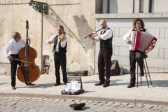 Πράγα, Δημοκρατία της Τσεχίας - 19 Απριλίου 2011: Κουαρτέτο των μουσικών που παίζουν τα μουσικά όργανα για τους τουρίστες στην οδ στοκ φωτογραφίες με δικαίωμα ελεύθερης χρήσης Πράγα, Δημοκρατία της Τσεχίας - 19 Απριλίου 2011: Κουαρτέτο των μουσικών που παίζουν τα μουσικά όργανα για τους τουρίστες στην οδ στοκ φωτογραφίες με δικαίωμα ελεύθερης χρήσης