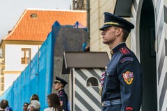 Πράγα, Δημοκρατία της Τσεχίας - 18 Σεπτεμβρίου, 2019: Οι φρουρές των φρουρών τιμής στο προεδρικό παλάτι στο κάστρο της Πράγας στοκ φωτογραφίες με δικαίωμα ελεύθερης χρήσης Πράγα, Δημοκρατία της Τσεχίας - 18 Σεπτεμβρίου, 2019: Οι φρουρές των φρουρών τιμής στο προεδρικό παλάτι στο κάστρο της Πράγας στοκ φωτογραφίες με δικαίωμα ελεύθερης χρήσης