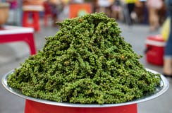 Πράσινα peppercorns στο πιάτο Πράσινοι σπόροι πιπεριών piele Αγορά της Ασίας, Βιετνάμ στοκ φωτογραφία Πράσινα peppercorns στο πιάτο Πράσινοι σπόροι πιπεριών piele Αγορά της Ασίας, Βιετνάμ στοκ φωτογραφία