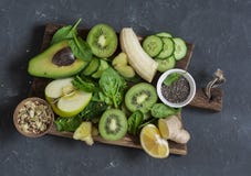 Πράσινα λαχανικά και φρούτα Detox σε έναν ξύλινο πίνακα Έννοια υγιών, τροφίμων διατροφής Συστατικά καταφερτζήδων στοκ εικόνα Πράσινα λαχανικά και φρούτα Detox σε έναν ξύλινο πίνακα Έννοια υγιών, τροφίμων διατροφής Συστατικά καταφερτζήδων στοκ εικόνα