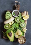 Πράσινα λαχανικά και φρούτα Detox σε έναν ξύλινο πίνακα Έννοια υγιών, τροφίμων διατροφής Συστατικά καταφερτζήδων στοκ εικόνα Πράσινα λαχανικά και φρούτα Detox σε έναν ξύλινο πίνακα Έννοια υγιών, τροφίμων διατροφής Συστατικά καταφερτζήδων στοκ εικόνα