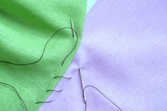 Πράσινο και μπλε κομμάτι του υφάσματος, που ράβεται με μια βελόνα και ένα νήμα Στοκ εικόνες με δικαίωμα ελεύθερης χρήσης Πράσινο και μπλε κομμάτι του υφάσματος, που ράβεται με μια βελόνα και ένα νήμα Στοκ εικόνες με δικαίωμα ελεύθερης χρήσης