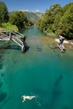 Πράσινο νερό ποταμού κιρκιριών στην Παταγωνία, την Αργεντινή με την πα στοκ εικόνες Πράσινο νερό ποταμού κιρκιριών στην Παταγωνία, την Αργεντινή με την πα στοκ εικόνες