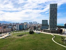 Πράσινο πάρκο σε μια σύγχρονη μεγάλη πόλη, megalopolis με τα υψηλά σπίτια γυαλιού, κτήρια, ουρανοξύστες ενάντια στο μπλε ουρανό τ στοκ φωτογραφίες με δικαίωμα ελεύθερης χρήσης Πράσινο πάρκο σε μια σύγχρονη μεγάλη πόλη, megalopolis με τα υψηλά σπίτια γυαλιού, κτήρια, ουρανοξύστες ενάντια στο μπλε ουρανό τ στοκ φωτογραφίες με δικαίωμα ελεύθερης χρήσης