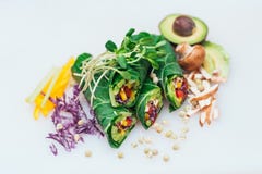 Πράσινοι ρόλοι άνοιξη Vegan που γεμίζουν με το πιπέρι που απομονώνεται πέρα από το άσπρο υπόβαθρο με το αβοκάντο, μανιτάρια, πορφ στοκ εικόνα με δικαίωμα ελεύθερης χρήσης Πράσινοι ρόλοι άνοιξη Vegan που γεμίζουν με το πιπέρι που απομονώνεται πέρα από το άσπρο υπόβαθρο με το αβοκάντο, μανιτάρια, πορφ στοκ εικόνα με δικαίωμα ελεύθερης χρήσης