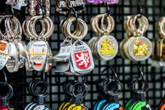 ΠΡΑΓΑ, CZECHIA - 10 ΑΠΡΙΛΊΟΥ 2019: Παραδοσιακά τσεχικά αναμνηστικά μπρελόκ γι στοκ εικόνες ΠΡΑΓΑ, CZECHIA - 10 ΑΠΡΙΛΊΟΥ 2019: Παραδοσιακά τσεχικά αναμνηστικά μπρελόκ γι στοκ εικόνες